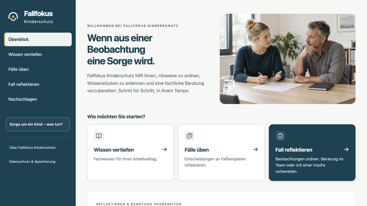 Fallfokus Kinderschutz: neue Startseite mit den Einstiegen Wissen vertiefen, Fälle üben und Fall reflektieren sowie einer KI-generierten Beratungsszene.